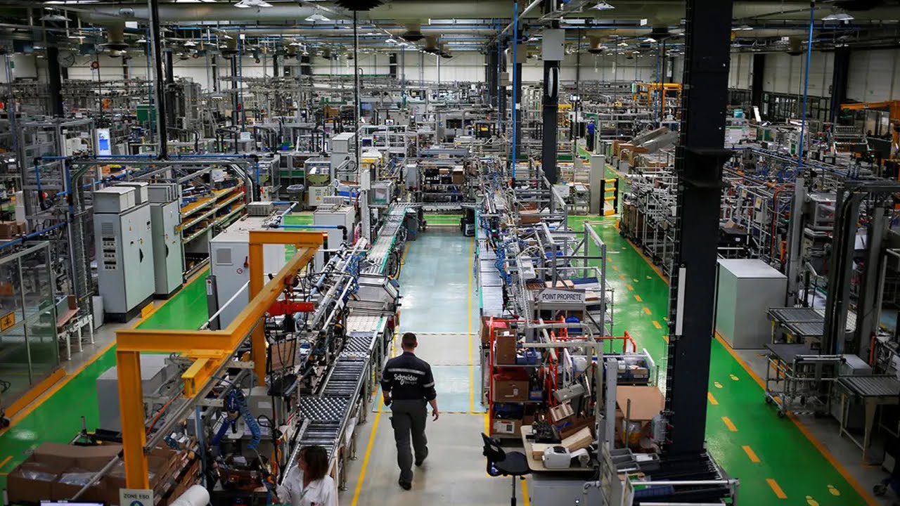 Le secteur industriel représente désormais 13,5 % du PIB en France.